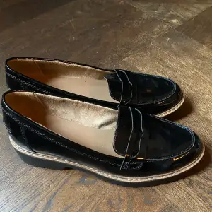Snygga loafers med lite platå från Graceland! Använda några få gånger, så ser ut som nya! Köparen står för frakt😊🌸