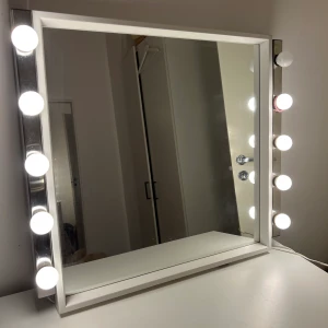 Sminkspegel & lampor - Säljer nu min sminkspegel plus lampor som båda är köpta från Ikea. Köptes för ca 1500 säljs nu för 700kr. Finns att hämta i Södertälje 