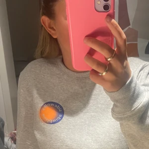 Sweatshirt hm  - Denna gråa t-shirt ( köpt p herr avdelning men sitter bra p mig också), nypris typ 250kr, jättebra skick 150kr nu! Storlek s men passar M bra också