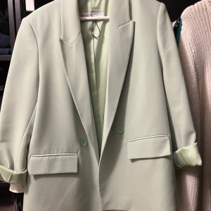 Mintgrön kavaj/blazer - Mint grön kavaj/ blazer i strl 38 (S-M) Endast testad, aldrig använd. 