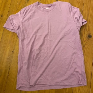 38 - basic t-shirt som är lila. använd en gång. mycket bra skick. köparen står för frakten