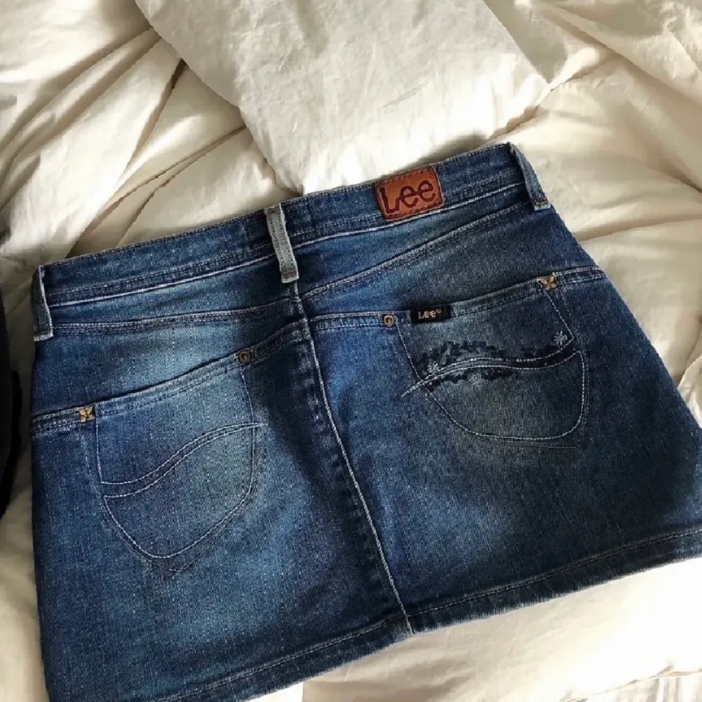 Lågmidjad jeanskjol från Lee med brodyr på bakfickorna 🦂 Passar strl XS/S, 34/36. Bilder lånade från tidigare ägare. Kjolar.