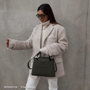 jacka/blazer  - Otroligt snygg jacka/blazer, använd 3 gånger säljer för att jag har en liknande, be om bilder så skickar jag bild på jackan    Köpte denna för 3100kr  