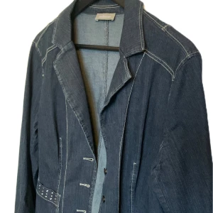 Jeansjacka  - Snygg jeansjacka, passar M