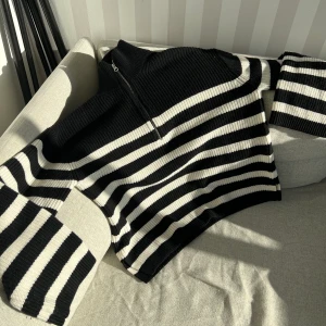 & other stories zip XS - Stickad randig half zip tröja från &otherstories. Endast använd 2 gånger, som ny utan defekter etc. Köptes förra hösten för runt 1299kr. Möts upp i centrala Göteborg, annars står köparen för frakt på 66kr spårbart med postnord! 