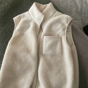 Väst - Jätte fin väst strl M , men är mer som en S knappt använd. Köparen står för frakten 💗