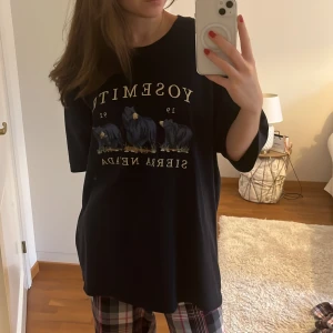 Oversize t-shirt brandy meville - Säljer denna fina mörkblå t-shirten från brandy melville i gott skick💗den är supermysig att gå runt i hemma! 😍nypris 280kr