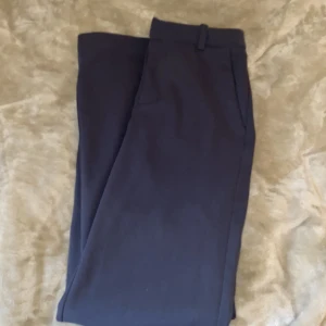 Kostymbyxor - Säljer dessa super fina kostymbyxor i en marinblå färg ❤️ köpa på vero Moda och knappt använda ❤️ dom är i storlek S/30 och lågmidjade ❤️ säljer då dom inte kommer till användning längre 💕 om de är några frågor så är de bara att skriva privat frakt ingår 💝 