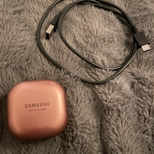Samsung buds - Ett par samsung pods i färgen rose (sladd tillkommer)