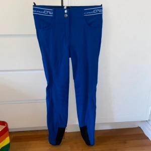 Ridbyxor - Blå ridbyxor från crw. Supersköna! Använd mycket men är i gott skick förutom lite noppror här och var som förmodligen går att ta bort enkelt! 150kr + frakt 