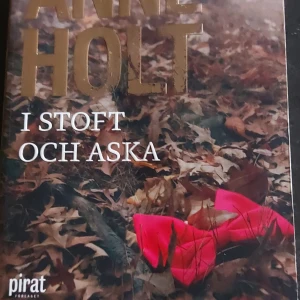 Bok - Säljer boken då den inte kommer till använding, frakten beror på hur tung den är så kotakta mig för mer införmation om frakten.
