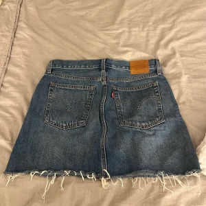 Levis kjol - Säljer min nästan helt oanvända Levis jeans kjol. Använd cirka 4 gånger och köptes för 600kr. Sitter som en M och är perfekt att ha lågmidjad!! 