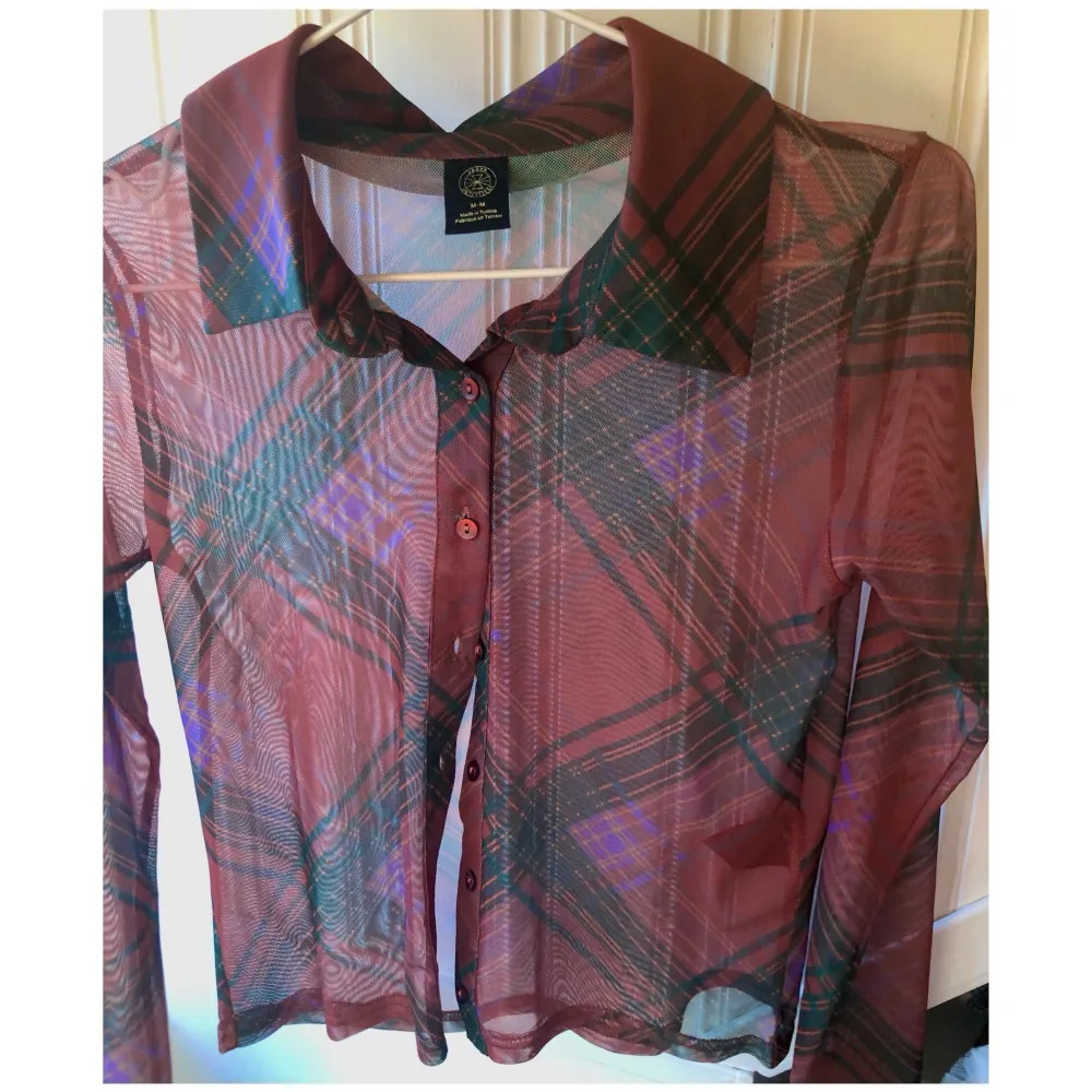 En jättesöt mesh-top skjorta som tyvärr inte kommit till användning, därför inga defekter. Köpt på Urban Outfitters 🪐Står att den är i storlek M, men skulle säga att den sitter mer som en S.. Toppar.