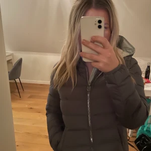 Colmar jacka - Säljer min fin fina colmar jacka. Färgen är lite missvisande på bilden men den är åt de gråare hållet. Den är köpt på Vestiaire för ca. 2 månader sedan. Perfekt nu när de börjar bli kallare. Nypris 4000. Den är i italienska storleken 40. Den är som ny!! 