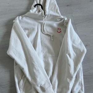 louis tomlinson walls hoodie - ⚠️tryck inte på köp nu!! skriv till mig först⚠️ - orginal louis tomlinson walls merch hoodie. -säljer då den aldrig används mer  - några små fläckar (dm för mer info) -tillkommer frakt :}