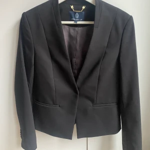 Oanvänd STOCKH LM kavaj strl 38 - Helt ny kavaj från STOCKH LM i strl 38.  En knapp och två fickor framtill.   Nypris 1200kr  Djur-och rökfritt hem.  Kan skickas mot porto. 