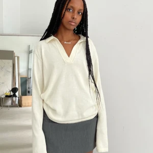 Djerf Avenue Getaway top Cream - Djerf Avenue Getaway top i färgen Cream. Storlek M. Använt typ 2 gånger. Kan även skicka bilder. Nypris 999kr