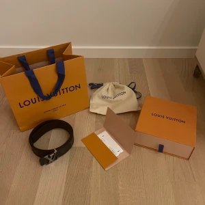 Louis Vuitton bälte - Jag säljer mitt Louis Vuitton bälte som jag köpte i september.  Bältet har endast används några fåtal gånger och är i ett nytt skick. Längden på bältet är 85cm och 35mm brett. Nypriset på bältet ligger på drygt 4100kr, Box, påse, tags och kvitto finns