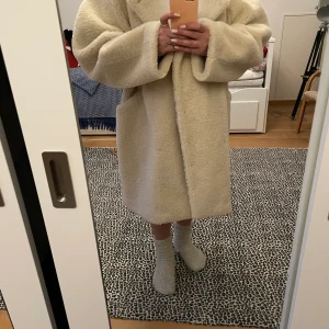 Kappa - Mysig kappa H&M. Tyvärr har jag många  liknande hemma och denna blev aldrig använt. Ny med etikett kvar 😍str L men passar alla  denna  kan bli din 😍. Jag har i vanliga fall S. Frakten bekostas av köparen. 