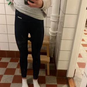 Stronger byxor - Skitsnygga mörkblå stronger byxor som endast är använda ett fåtal gånger, köpare för 699