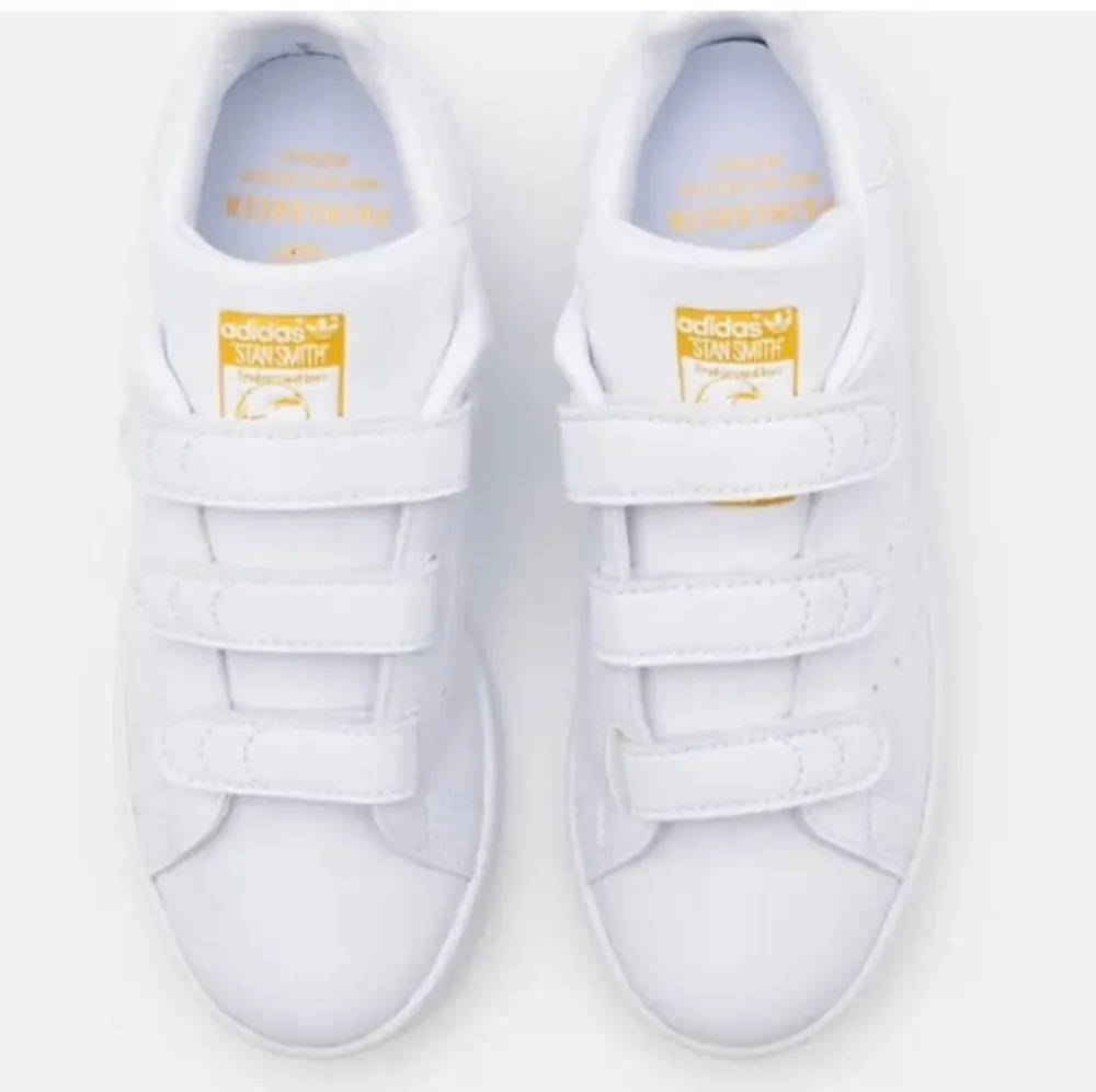 Vita nästan helt oanvända Adidas Stan Smith skor, i strl 39 1/3, skriv privat för fler bilder!  Säljer för 550kr + frakt💓. Skor.