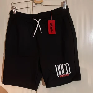 Hugo Boss Shorts - Säljer ett par sprillans nya Hugo Boss shorts som är köpta för 1.199kr mitt pris på dom är 650 kr. På sista bilden kan ni se en ficka på baksidan, denna ficka har ett ”ficklock” likt kavajfickor. Så den fickan är ”stängd”. 😁✌️
