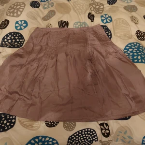 Knälång kjol - Ljuslila kjol från VERA, Hel