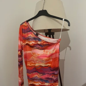 Klänning - Klänning som aldrig är använd