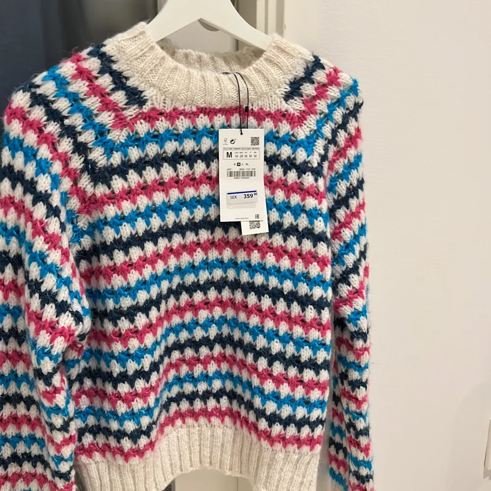 Säljer denna mysiga tröja eftersom den aldrig kommer till använding! Har aldrig använt och prislappen sitter kvar!💕Storlek M och köpt för 359 kr. Stickat.