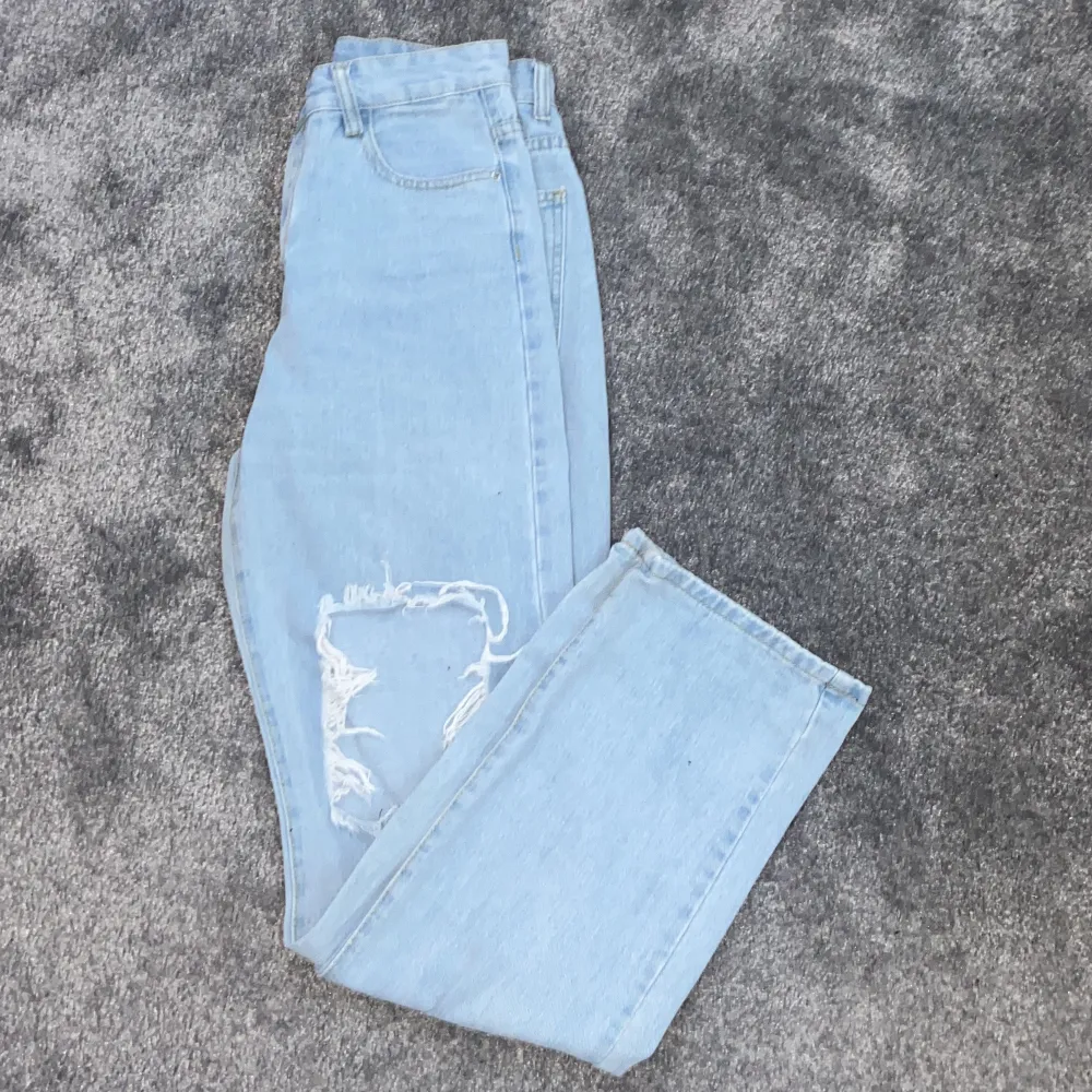 Ljusblåa jeans med hål i, passar bra på långa ben och väldigt snygga, köpte de förra hösten och har inte använt så mycket❤️Däremot hade ett av hålen rivits upp så jag sydde igen det med symaskin därav nersatt pris men jag tycker inte att man tänker på det💕. Jeans & Byxor.