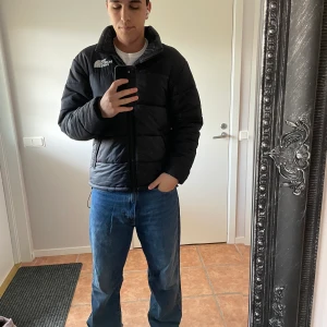 North face vinterjacka - Säljer min vinterjacka från förra året eftersom att jag vill köpa en ny. Nypriset är 2599 kr. Jackan har inga skador alls och är perfekt till en kall vinter.   Jag är 187 och jackan passar perfekt. Den är använd under endast en vinter och är i bra skick❤️