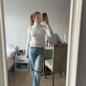 Polo tröja från NA-KD  - Vit ribbad polotröja från Nakd. Fint skick. Inga fläckar. Priset är diskuterbart samt paketpris vid köp av fler. Skickas spårbart med Postnord 