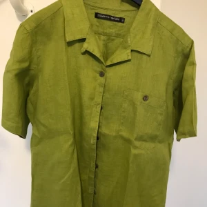 Gudrun Sjöde’n  - Grön kortärmad skjorta från Gudrun Sjöde’n, obetydligt använd. Stl M. Frakt betalas av köparen.