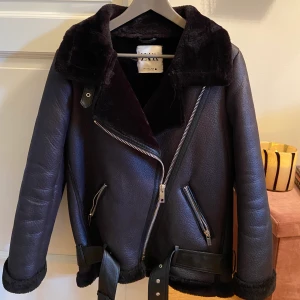 Bikerjacka - Zara - Varm och snygg bikerjacka i stl Small. Är i oerhört fint skick (inga defekter). Ursprungspris: 1195 :-
