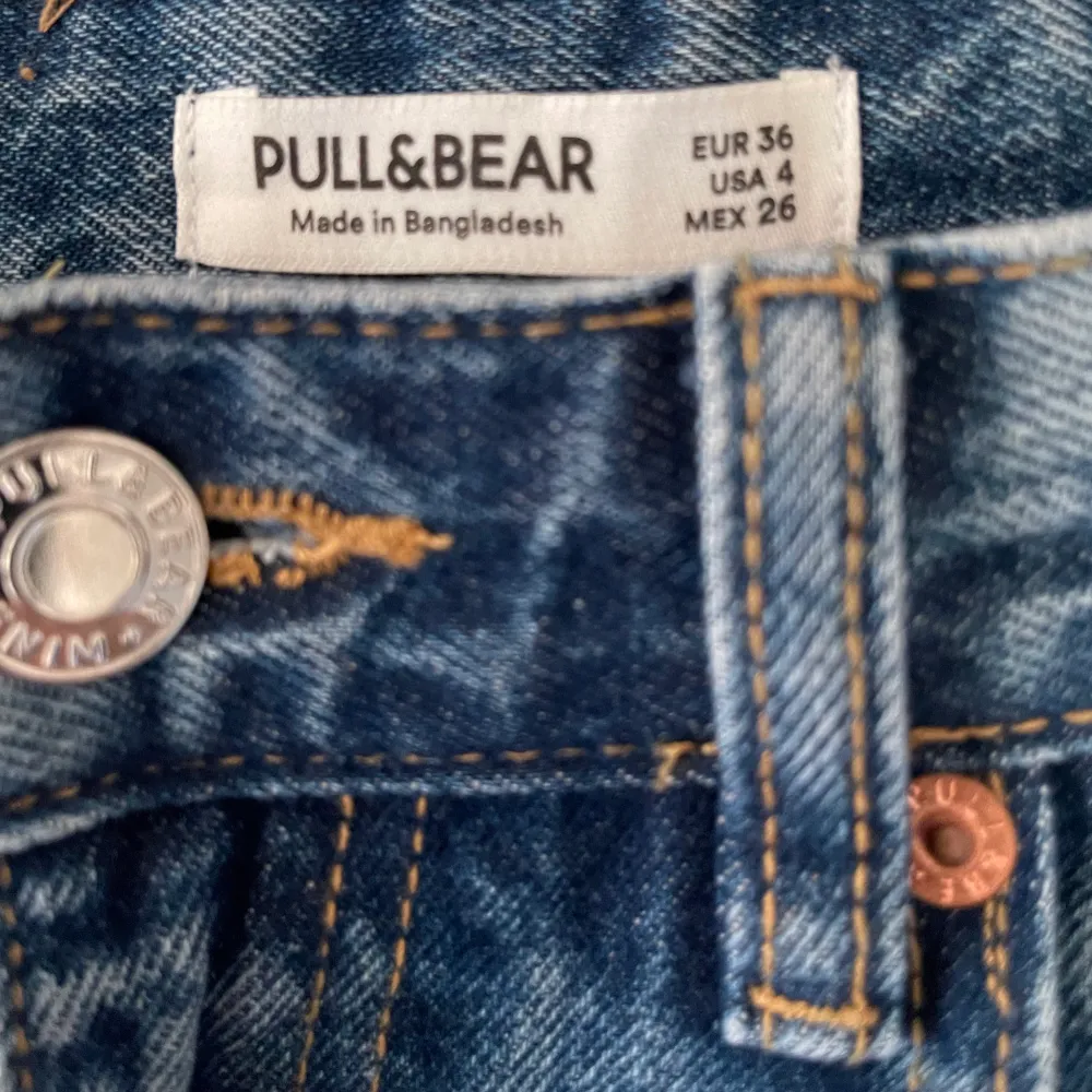Mörk blåa Jeans med slits ifrån Pull&Bear i storlek 36 men är som en 34. Jag är 1,68 och tycker dom sitter perfekt både i midjan och vid benen💙. Jeans & Byxor.