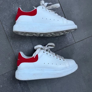 Alexander Mcqueen - Superfina Alexander Mcqueen skor köpta förra sommaren. Sparsamt använda och i väldigt fint skick. nypris 4500 och pris kan diskuteras. Box finns kvar!!💕💕