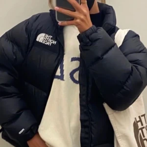 Dam 700 puffer jacket - Skit snygg puffer jacket, köpte förra vintern från north face hemsida för 3799! Kommer inte ihåg modellen helt men är den som det står 700 på ärmen! den är i dam modell och storlek S. Skit fin inga deffekter, osäker om jag vill sälja men behöver pengar☺️