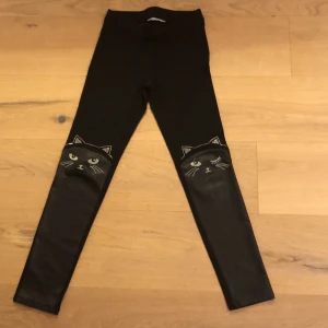 Svarta katt byxor storlek 11-12 år - Svarta katt byxor! Inkluderar ej frakt eller Swish. Tar Swish