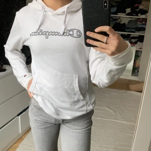 Hoodie - Säljer denna vita Champion hoodie som jag köpte på stadium för 1 år sen. Den är i barnstorlek L och passar mig som har XS!  Köparen står för frakt!💕📦