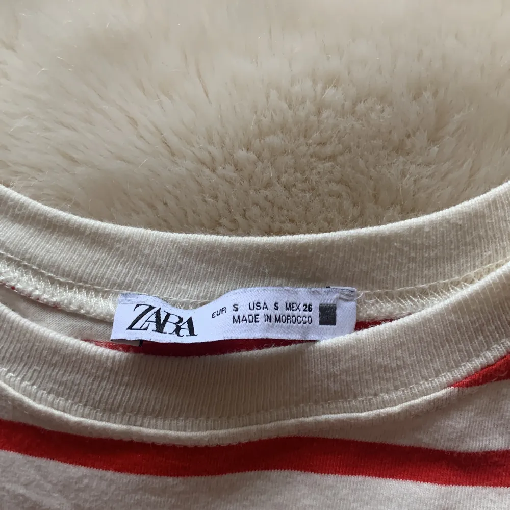 Säljer en jätte fin Zara tröja som inte går att få tag på längre🥰 st S och är inte liten i storleken, skulle säga att den passar upp till 162 ungefär🥰 köparen står för frakt . T-shirts.