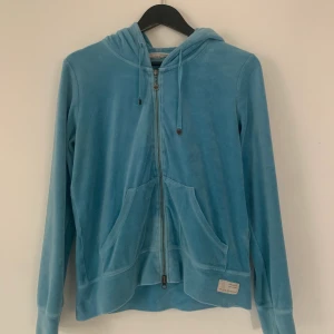 Odd molly tröja - Säljer en skitsöt gammal oddmolly tröja. Den är bara använd några fåtal gånger och inga tecken på användning finns. Storlek 3 men skulle säga att det motsvarar ungefär S❤️Priset är runt 200kr men jag kan pruta lite vid enkelt köp❤️