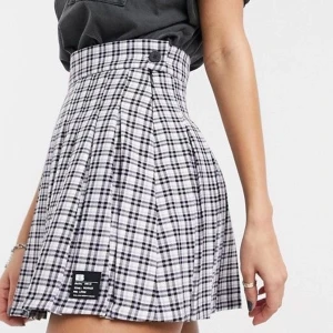 Rutig Bershka kjol - En jättefin rutig kjol från Bershka i blå-lila färg. Har tyvärr växt ur den men älskar den :( 