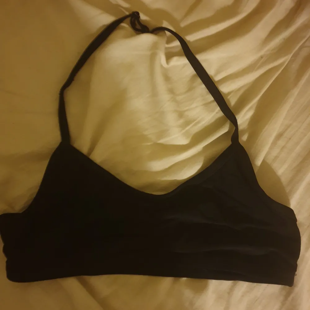 en fin liten bikini i storlek vet ej jag har fått den av en kvinna som ger mig kläder i stället för att släbga dom så även här får man köpa på känn.. Övrigt.