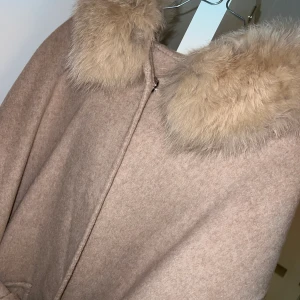 Kappa från femenina  - Använd ca 2 gånger! Den är i nyskick med äkta päls. Storlek s/m