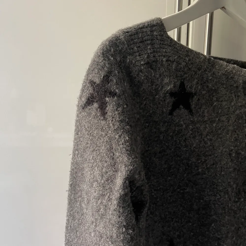 Stickad tröja med stjärnor från Hunkydory. Tröjor & Koftor.