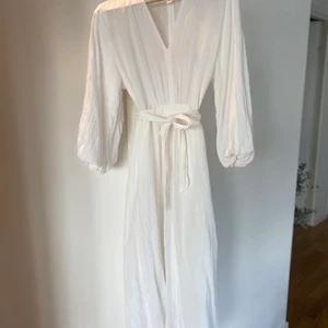 Långklänning från H&M - Jättefin långklänning från H&M där man kan välja att markera midjan med band. Går lika bra att knyta fram som bak.  Storlek S 