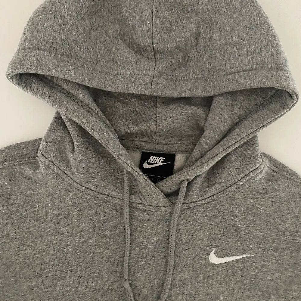 Så fin grå hoodie från Nike som jag säljer då jag har för många hoodies. Så skön och sparsamt använd så i fint skick. Storlek xs men skulle säga att den passar mindre och större beroende på hur man vill att den ska sitta 💕💕Säljer för 275kr + frakt. Hoodies.