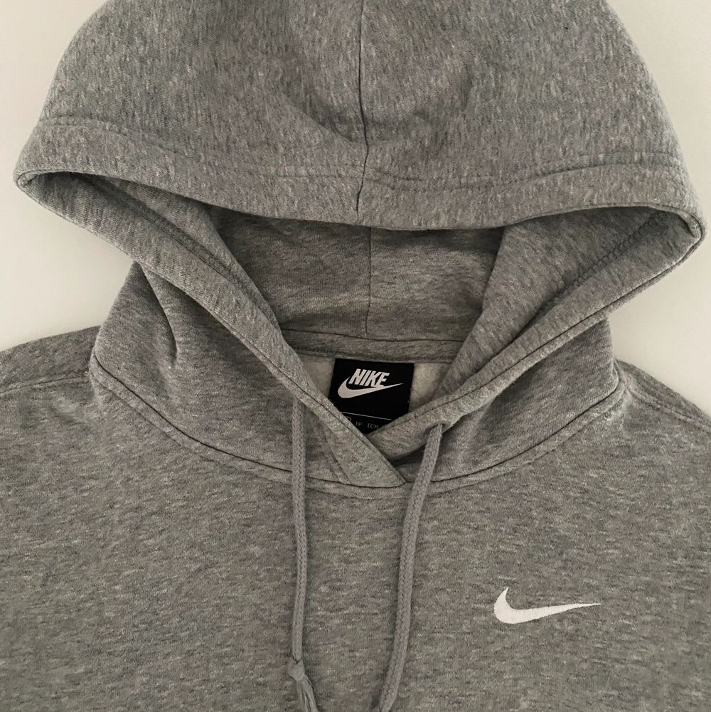 Så fin grå hoodie från Nike som jag säljer då jag har för många hoodies. Så skön och sparsamt använd så i fint skick. Storlek xs men skulle säga att den passar mindre och större beroende på hur man vill att den ska sitta 💕💕Säljer för 300kr + frakt. Huvtröjor & Träningströjor.