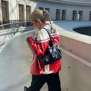 Motorcykeljacka vintage  - SÅLD!!! Säljer min unika och skitballa motorcyckeljacka köpt vintage. Äkta skinn, fodrad och kan användas som en riktig motorcykeljacka. Perfekt höstjacka💋St 48 men passar mig (S) bra som oversized jacka. Bra skick och kvalitet! Frakt inte inkluderat;)