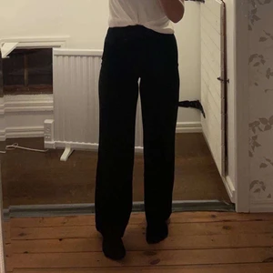 Kostymbyxor  - Säljer ett par kostym byxor från bikbok i storlek 36. Ganska fint skick, byxorna är knottriga på låren som man ser på sista bilden men inget man ser tydligt. Det är en dragkedja på sidan av byxorna. Säljer pga att dom inte kommer till användning🥰